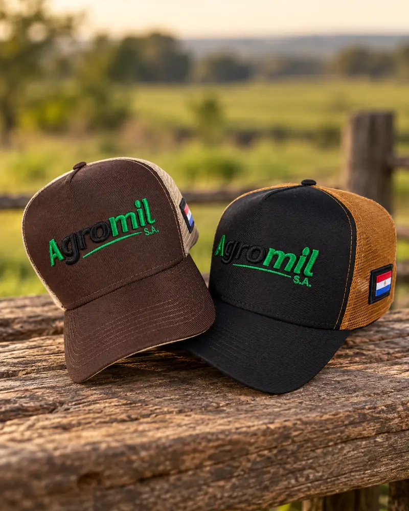 Bonés marrom e preto da AgroMil com a bandeira do Paraguai