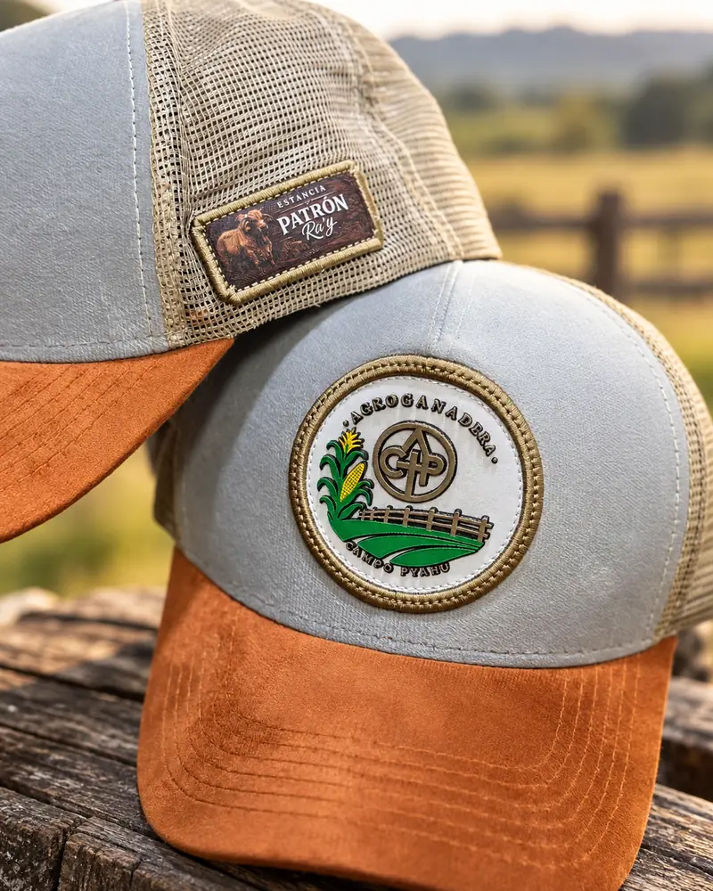 Bonés com o patch da Estancia Patrón e o emblema da Agroganadera