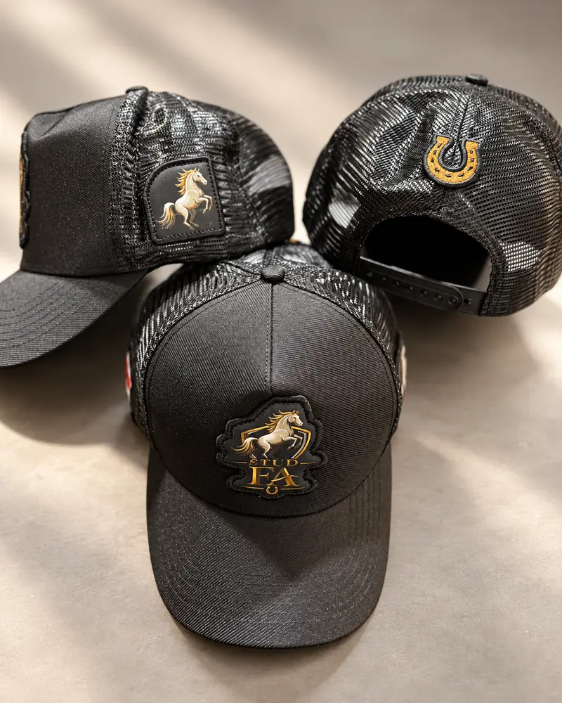 Bonés pretos do Stud FA com cavalo dourado e ferradura